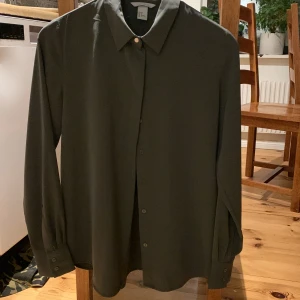 Skjorta  - Skjorta i mycket fint skick  Storlek 36 Märke: HM Frakt tillkommer 