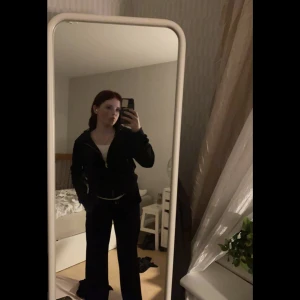 Juicy couture  - Säljer mitt juicy set tröjan är i M och byxorna i S dom är navy blue, köpte dom för 2200 tillsammans men säljer dom för 1800 prutning sker i dm  Kan mötas upp i Kungälv annars skickar jag på posten frakten ingår 