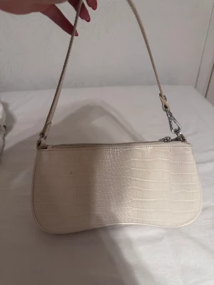 Mini väska beige - En mini väska från shein. Använd några gånger hör av dig om du är intresserad!😊
