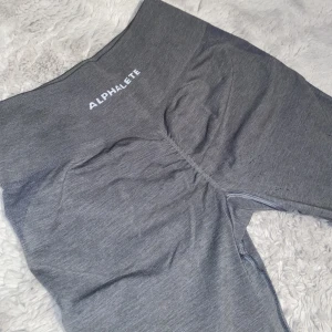 Alphalete amplify - Tights från alphalete fint skick Storlek M passar S  (Ett litet hål är lagat på ena benet) 51kr frakt