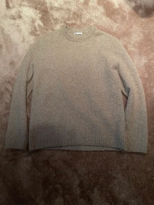 Zara tröja - Stickad tröja från zara som aldrig är använd. Jättemysigt material och passar till vad som helst. 