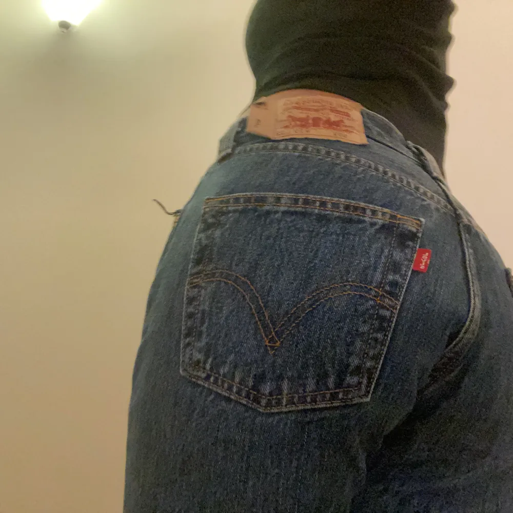 Ett par Levis jeans I modellen 501. Hade glömt bort dem i min garderob och tänker därför sälja dem. . Jeans & Byxor.