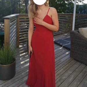 Balklänning  - Så fin balklänning köpt på Nakd. Använd en gång och i perfekt skick. Perfekt längd på mig som är 165 cm❤️