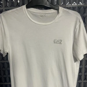 EA7 t-shirt - Säljer dessa två t-shirts i strl M som är i väldigt bra skick, säljer 1 för 250kr och två för 400kr , pris kan diskuteras💞