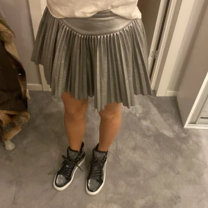 Kjol - Jätte fin och cool kjol från zara, sparsamt använd och har en cool passform, strl s❤️