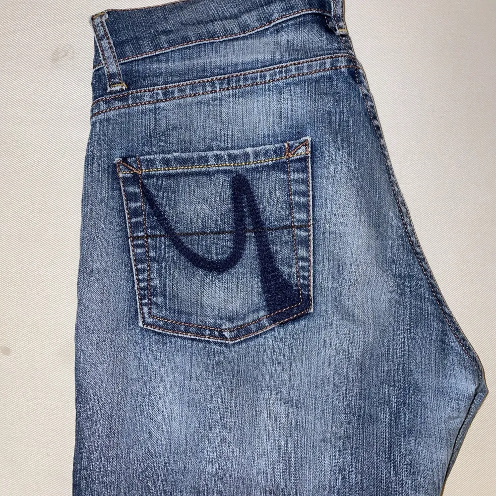 As fina lågmidjade jeans med så coola fickor! Köpta här på Plick men var för stora för mig tyvärr så därför säljer jag de🫶💓Första och andra bilden är lånad från förra ägaren. Skriv om ni undrar något💓💓. Jeans & Byxor.