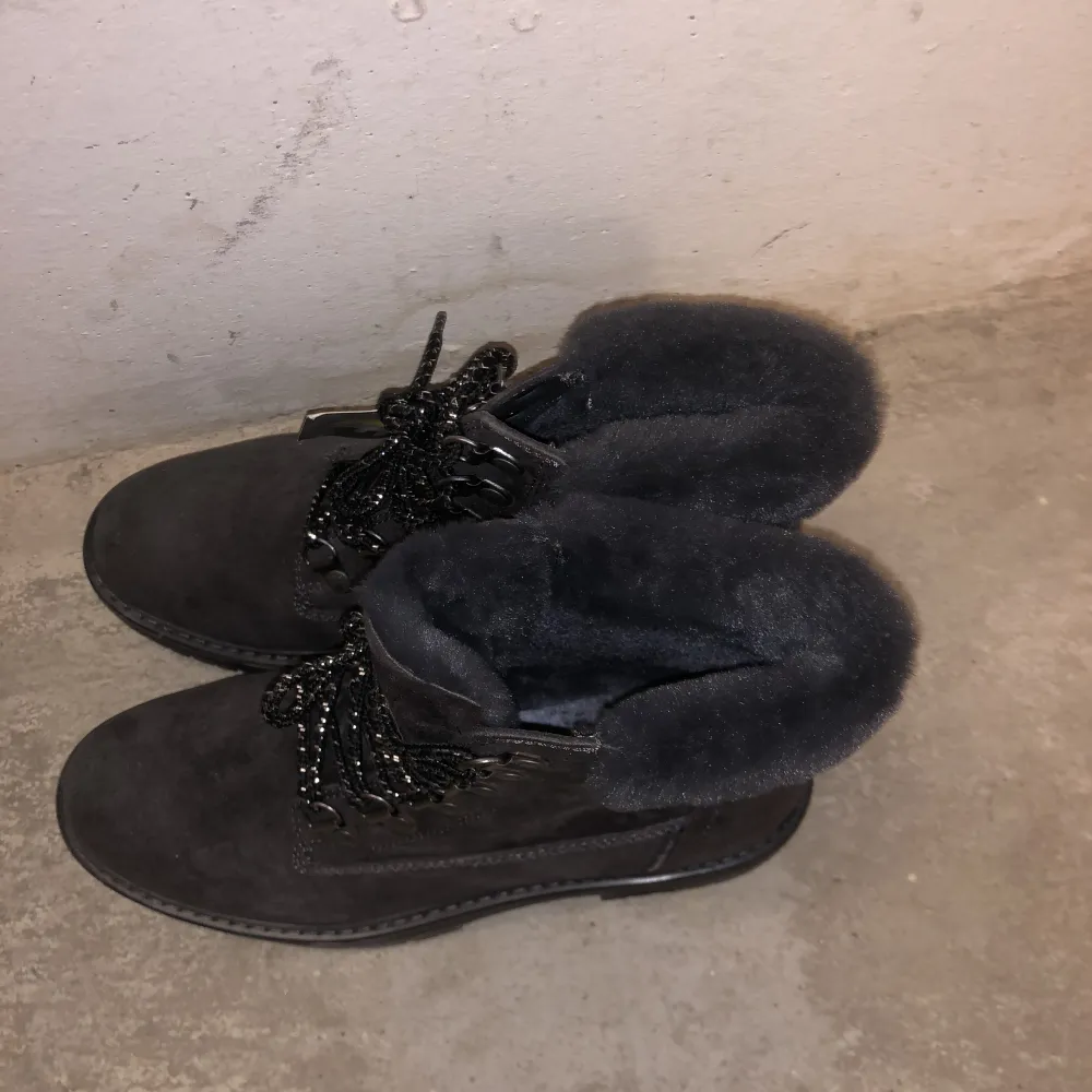 Här är ett par skor för vinter. Den har mycket päls och är helt ny. Prislappen är kvar, det är inte från Sverige utan från Tyskland.  Obs! Kunden står för fakturan.. Skor.