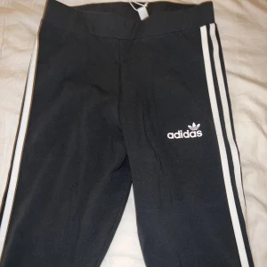 Adidas leggings - Svarta långa adidas leggings till salu. Aldrig använda med etikett kvar