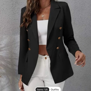 Kavaj med knappar - Oanvänd kavaj i lite tunnare material.