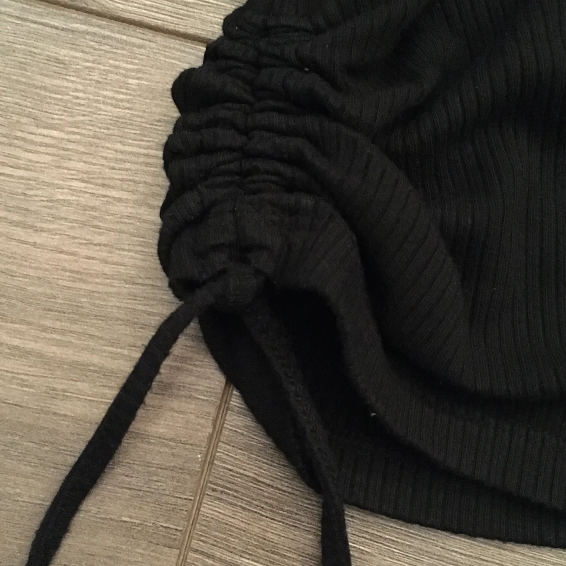 En svart t-shirt. - 91