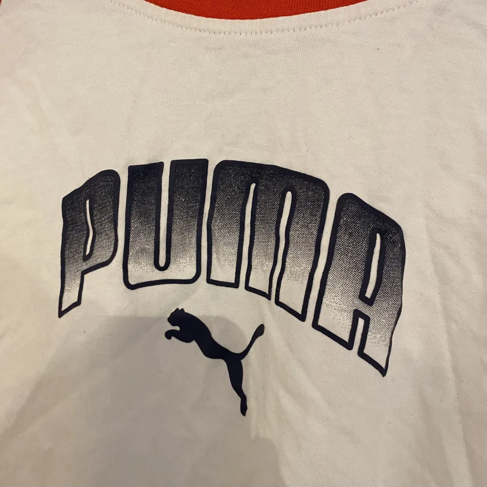 Röda tröja från Puma, köpt på Beyond Retro. . Tröjor & Koftor.