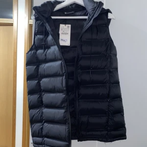 Väst - Säljer en svart väst från Zara i storlek S. Västen är helt ny och aldrig använd, prislapp finns.