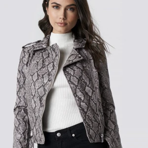 Ny Skinnjacka från NAKD - Ny, Oanvänd Skinnjacka Från NA-KD. Storlek S.  Köptes för Nypris: 799kr  Skriv gärna vid fler frågor