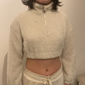 Tröja - Säljer min fina fluffiga tröja pga att den har blivit för liten. Storlek 134