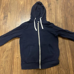 Jack and jones - Säljer min Jack and Jones tröja den är inte tvättat på bilden men tvättar och stryker innan jag ger 