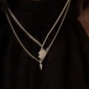 Marianilsdotter  - Säljer nu mitt fina marianilsdotter halsband med en nit💋 bilden är tagen själv och halsbandet är i topp skick. Hör av dig vid intresse eller fler frågor (kan tänka mig att gå ner i pris)❤️