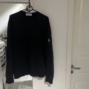 Stone island  - Säljer en Stone Island tröja i storlek L. Skick 8,5/10. Hör av er vid frågor eller mer bilder så löser jag. Äkta!!