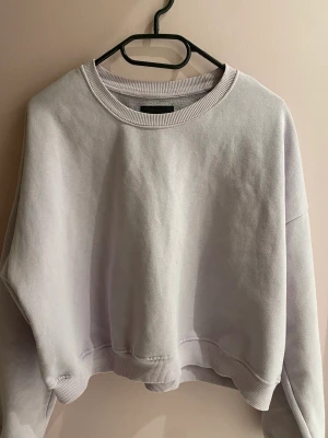 collage tröja - jättesnygg tröja från lager. Använd några gånger, ull på insidan. Inga fläckar eller märken, fint skick. Storleken är M men jag som XS brukar ha på mig den och den passar💙