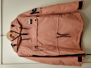 Dope vinterjacka  - Dope jacka stl xs  Endast provad hemma. Nypris 2999 kr  Väldigt varm, perfekt för att åka skidor eller snowboard! 