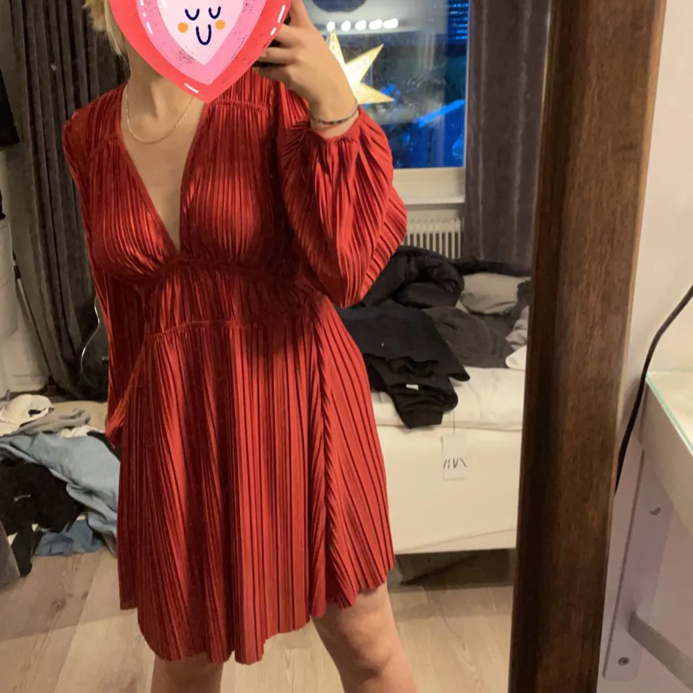 Säljer denna fina röda klänning från zara i storlek S då den inte har kommit till användning. Klänningen är endast testad. . Klänningar.