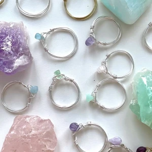 Kristallringar - Handgjorda äkta kristallringa💜Görs i guld/silver och kristallerna som finns att välja mellan är ametist Amazonit  akvamarin rosenkvarts citrin  karneol aventurin grön kalcit och fluorit. Alla ringar kommer med en beskrivning över dess egenskaper✨💜   
