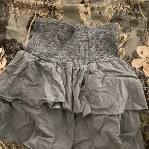 Volang kjol ifrån shein använd några gånger lite skrynklig  Men inga defekter 