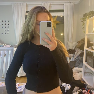 Topp lager157 - Säljer denna långärmade toppen från Lager157. 💕Bra kvalitet och ribbat skönt material. Knapparna går att knäppa och och stänga💗