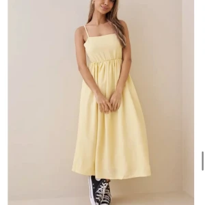 Klänning - Aldrig använd, kan skickas men kan även mötas upp! Skriv för fler bilder!