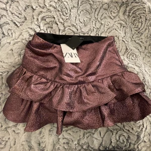 Zara kjol - EJ SÅLD!!!! säljer denna coola kjol/shorts som passar perfekt nu till nyår⚡️⚡️ aldrig använd. skriv om du vill ha fler bilder💗
