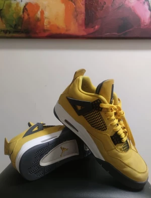 Jordan 4 Lightning Storlek 45 - Säljer mina Jordan 4or storlek 45 dom är bara lite creasade. Säljer för 2500 priset kan diskuteras. Dom är såklart äkta. Meet up i Sthlm 