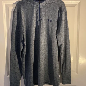 Under armor tränibgströja - En träningströja i storlek M