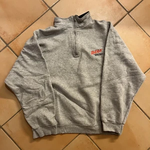 Dare to resist sweatshirt - Vintage tröja med dare to resist tryck. Står storlek L, men som många andra fruit or the loom tröjor är den liten i passformen. Sitter som en S. Tung tröja i fint skick!