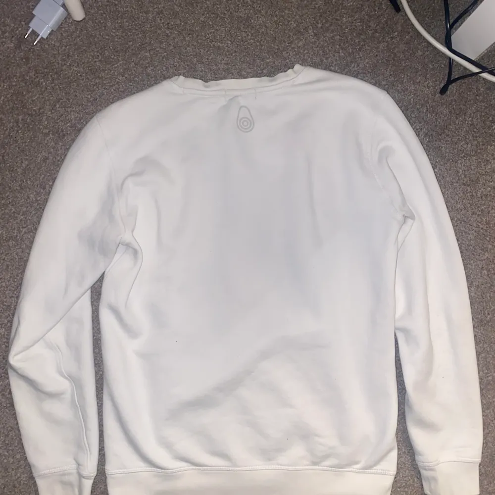 Vit sail racing sweatshirt, storlek M🤍köpt för 1200kr kontakta för mer information 😊. Tröjor & Koftor.