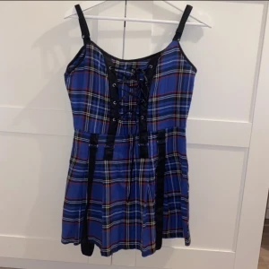 Klänning - Skitfin klänning som använts en gång. Köpt för 869kr som du kan se på sista bilden 🖤