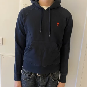 ami hoodie blå M - Hoodie från ami paris i storlek Medium, passar även för den med storlek Small. 