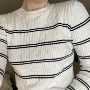 Randig tröja - Randig tröja i storlek M från Mango. Den är väldigt sällan använd och är nästan som i nyskick. Kontakta mig vid köp eller frågor💛