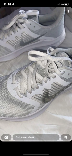 Idrottsskor - Ett par vita idrottskor som knappt är andvända för dom är för stora