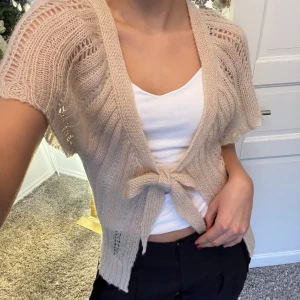 fin kofta - Så fin stickad kortärmad kofta!  Inte stickig alls, köpt från indiska storlek S 🎀