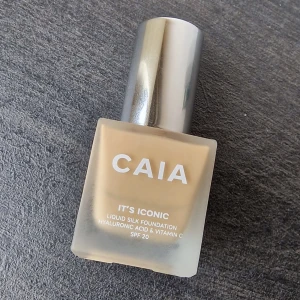 CAIA It’s Iconic Foundation - Färg: 2W  Har använt typ 15% av den, nypris 349 kr🌸🌸 