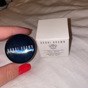 Bobbi Brown  - Oanvänd Bobbi Brown vitamin enriched face base. Bästsäljare från bobbi Brown, återfuktande primer. 7ml Frakt tillkommer