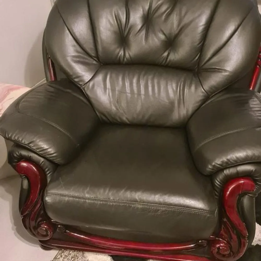 Soffa 3×2×1 SKINSOFFA OM NI ÄR INTRESERADE SÅ KAN NI RINGA PÅ DEN HÄRA NUMMRET 0736172692 har använt bara i 5 år . Muu.