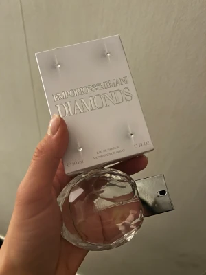 Ny parfym  - Säljer en helt ny parfym 50ml Armani Diamond till kvinna. ENDAST TESTAD! Full flaska helt som ny doften passade ej mig så säljer den vidare för 250kr  Nypris ca 600-700kr! 