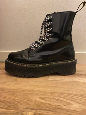 Dr. Martens  - Jag köpte dem för ca 2 år sedan men han bara använda dem ett fåtal gånger innan de blev försmå. Min kanin vet i original snörerna så jag bytte dem mot rutiga. Man kan lätt byta ut dem!!!! I afär kostar de 2700