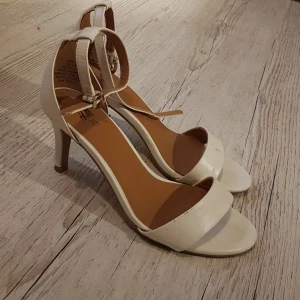 Nya vita sandaletter heels. Hm. - Så fina sandaletter. Nya och oanvända. 36. Från Hm.