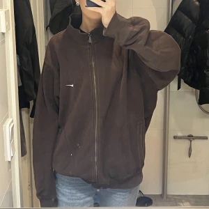Zip up hoodie från Nike  - Jättemysig och skön zip up hoodie från Nike i en fin brun färg endast använd hemma 💘💘