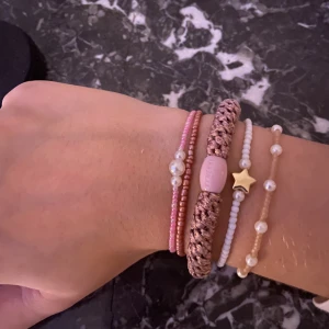 Smycken  - Super fina handgjorda armband som är gjorda på elastisk tråd💕 det går att designa armband själv💓Om man köper flera armband blir det billigare💓