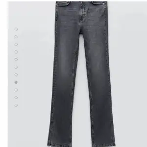 Säljer mina gråa skinny split jeans ifrån Zara i storlek 36 då jag har ett par likadana. Klippta några cm för att passa mig som är runt 160. Fint skick och inga hål eller defekter🤍