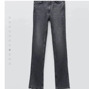 Zara split jeans  - Säljer mina gråa skinny split jeans ifrån Zara i storlek 36 då jag har ett par likadana. Klippta några cm för att passa mig som är runt 160. Fint skick och inga hål eller defekter🤍