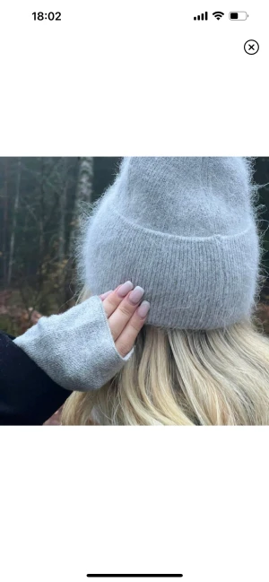 Mössor  - Kashmirmix och bomull, finns vita, beigea, mörkgrå, bruna kvar. 299:-/st