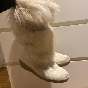 Päls skor - Säljer dessa super coola boots med päls då de tyvärr är försmå